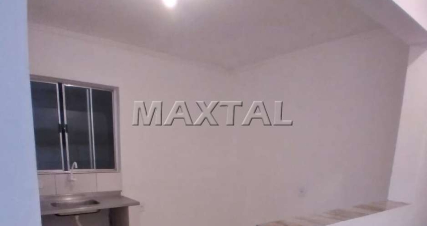 Casa para locação com quarto e cozinha, um banheiro e lavanderia individual.