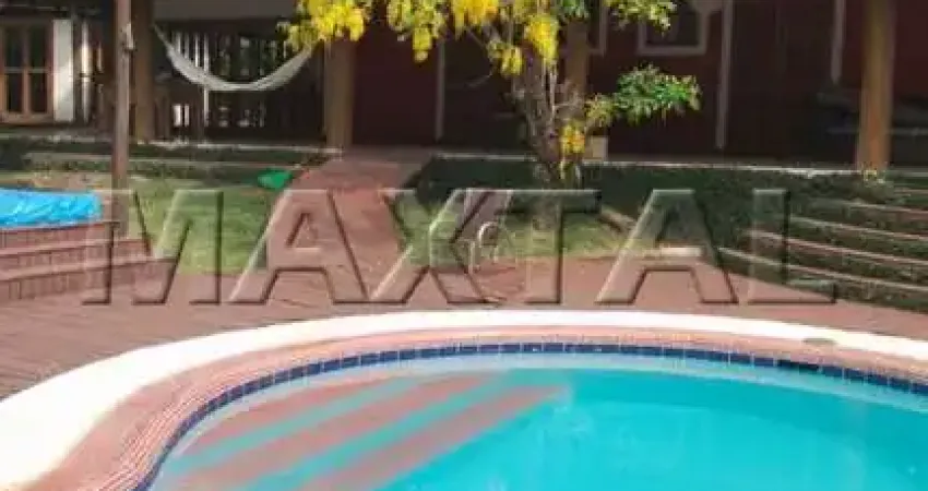 Casa à venda em Ilhabella, de 500m², com 5 dormitórios, 7 vagas e piscina natural.