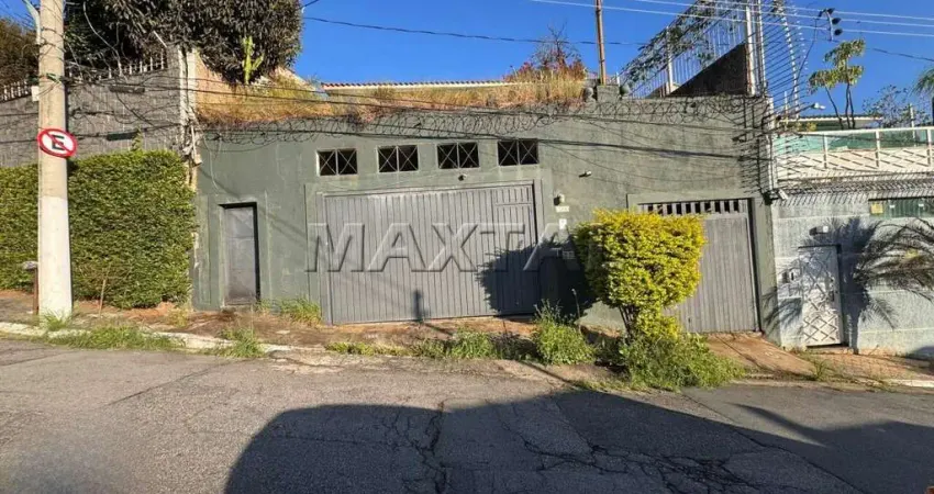 Casa à venda no Jardim São Bento próximo a Av. Braz Leme de 450 m², com 3 dormitórios e 4 vagas.