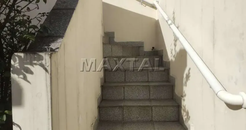 Sobrado em Santana de 90m² 3 dormitórios, 1 vaga, quintal e garagem coberta.