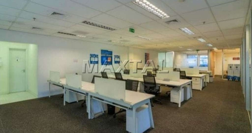 Sala comercial mobiliada para locação no Butantã de 148 m² e 6 vagas, no 1º andar.