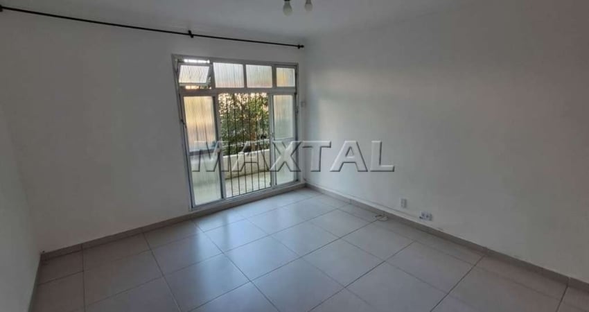 Apartamento com 68m² nos Bancários, 2 dormitórios, sala, cozinha e banheiro.