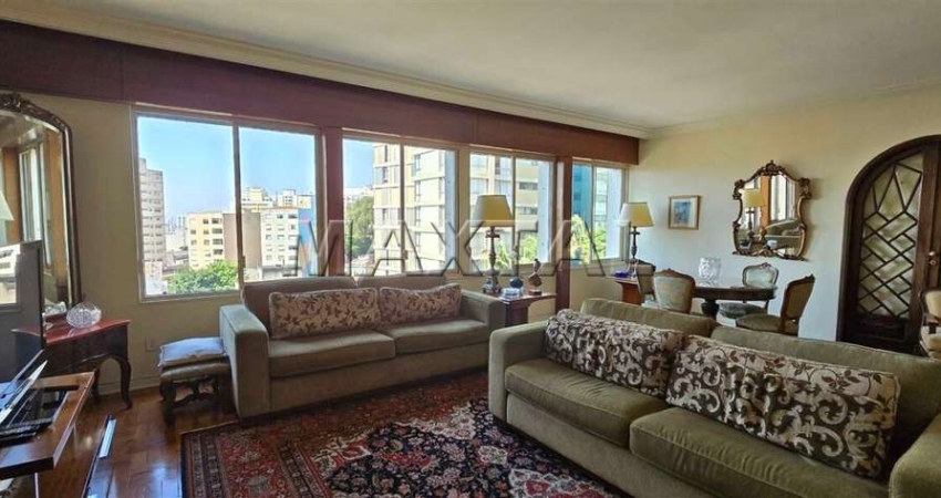 Apartamento à venda de 214m², com 3 dormitórios e 2 vagas, no Morro dos Ingleses.