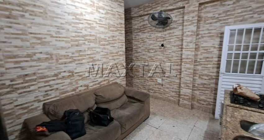 Casa térrea com 66m², 2 dormitórios, cozinha, 1 banheiro, vaga para 1 automóvel.