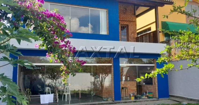 Sobrado para locação de 3 pavimentos, 4 dormitórios, 2 suítes, 4 vagas e churrasqueira, de 367m².