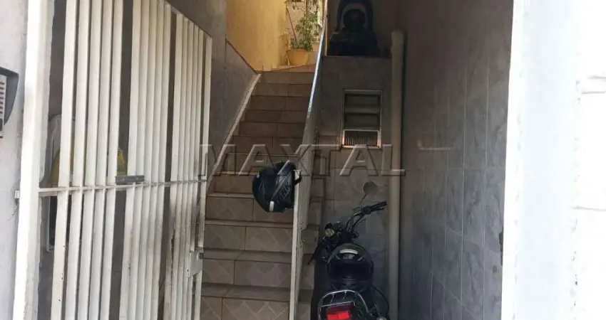 Casa com 200m², sendo 1 casa de frente, 2 fundos, 2 espaços de comércio, área de serviços aberta