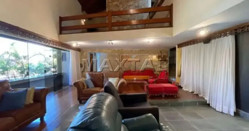 Casa à venda com 04 suítes, 6 vagas de garagem, piscina, churrasqueira e Jardim de Inverno.
