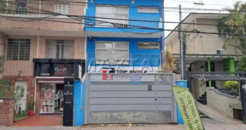 Prédio em região comercial com 3 andares, 5 salas com ar condicionado, todo em piso frio e 2 vagas