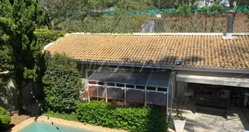 Casa disponível para venda ou locação de 435 m², com 03 suítes e 07 banheiros, em alto de pinheiros.