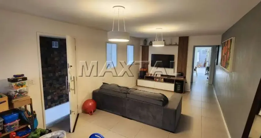 Sobrado à venda com 3 dormitórios sendo todos suítes, 1 lavabo, uma vaga de garagem.