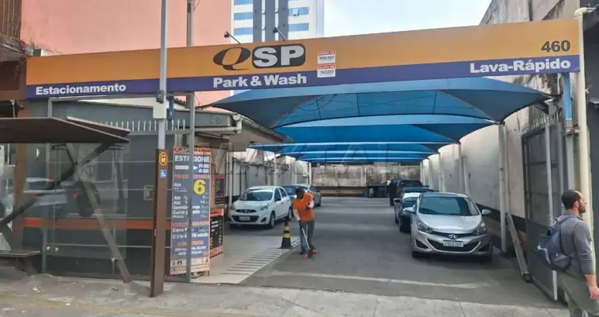 Terreno de 10m x 30 m, 300m², com guarita e banheiro de alvenaria de 10m², em santana.