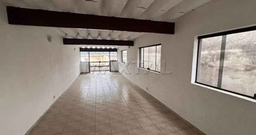 Prédio comercial de 220 m² com 2 salas, com apartamento com 2 quartos e 2 vagas.