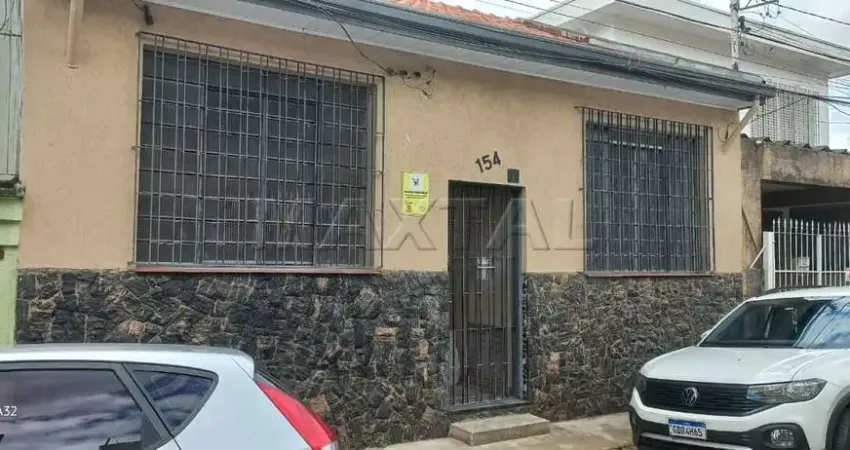 Casa térrea para alugar com 2 quartos, sala, cozinha, 3 banheiros, lavanderia e quarto nos fundos.