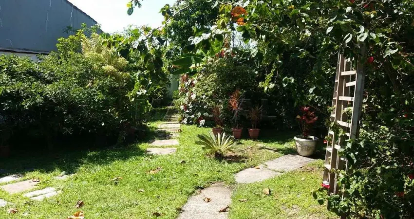 Casa na vila tupy itanhaém, 4 suítes, 3 banheiros, sala ampla, sala de jogos, garagem para 4 carros.