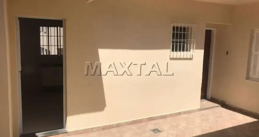 Casa térrea de fundos com quarto, sala, cozinha,, lavanderia e quintal, próximo ao metrô.