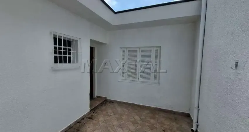 Casa térrea de fundos com quarto, sala, cozinha,, lavanderia e quintal, próximo ao metrô.