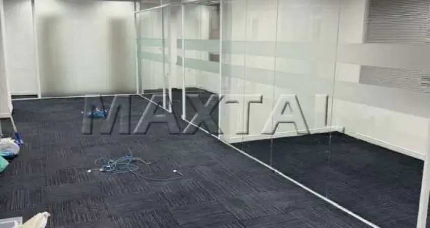 Conjunto comercial de 320m², a 500 metros do metrô faria lima, com 8 vagas de garagem.