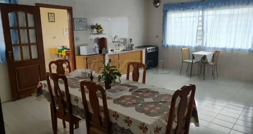 Casa assobradada com galpão ampla, versátil e bem localizada!