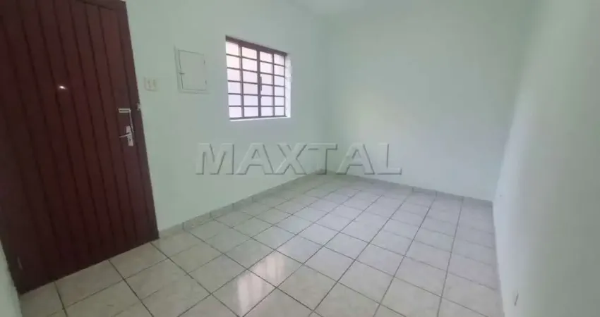Casa térrea em vila em santana, com 2 dormitórios, sala, cozinha e quintal com churrasqueira.