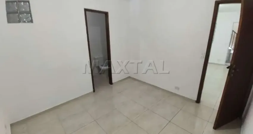 Apartamento 32m² com 1 dormitório, 1 suíte, sala e cozinha americana, piso frio.