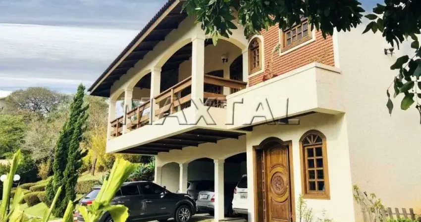 Casa em condomínio medindo 833m² em atibaia, 6 dormitórios, 6 suítes, 7 vagas, 8 banheiros