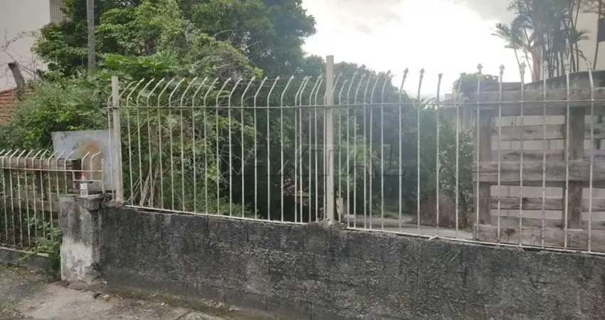 Terreno de 1.187m², área de grande visibilidade e fácil acesso ao comércio local.