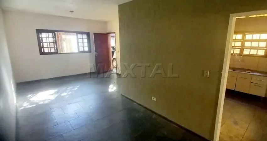 Casa térrea com 3 quartos, 2 banheiros, sala ampla, cozinha e 2 vagas, na vila vitório mazzei.