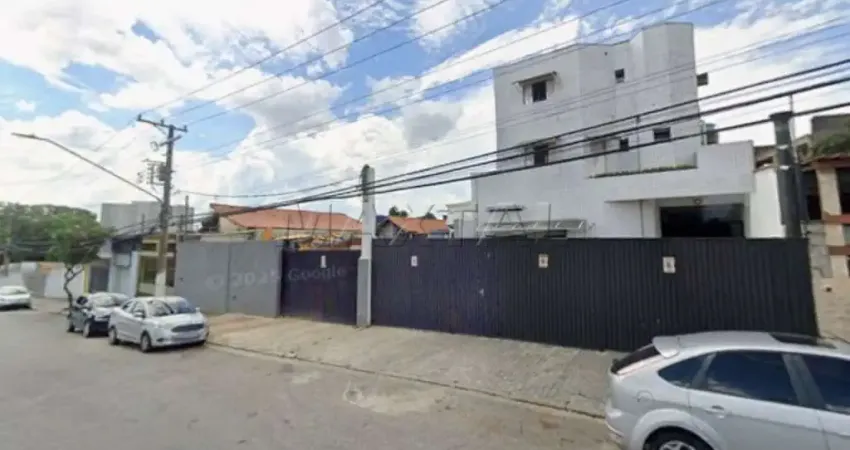 Prédio inteiro com 3 pavimentos, 700m², 20 salas, estacionamento para 15 carros.