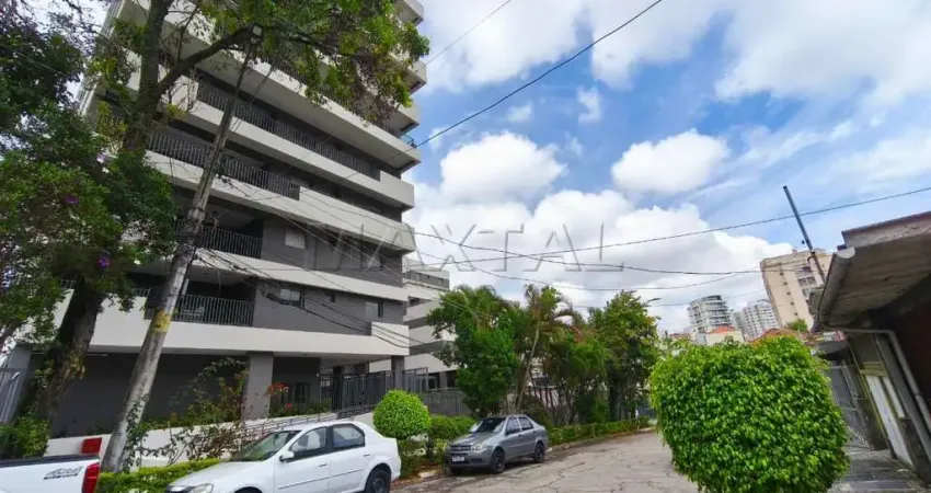 Sobrado em rua fechada, 180m² com 4 dormitórios, 1 suíte, cozinha planejada, 2 vagas.