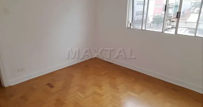 Apartamento na Bom Retiro, reformado com 3 quartos, cozinha, 2 banheiros, sala, e área de serviço.