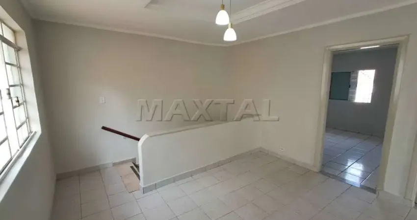 Casa assobradada com 80m², 3 dormitórios, sala ampla, cozinha grande banheiro e quintal