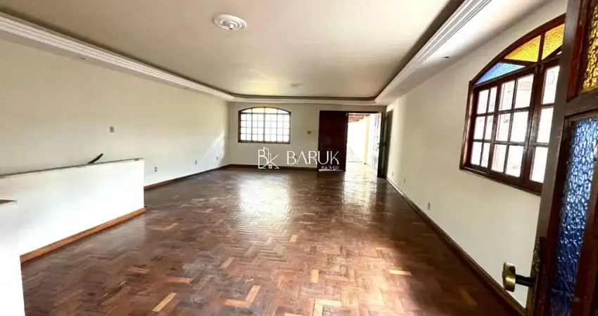 Democrata, casa triplex, 6 quartos, 5 vagas, vista livre para cidade, oportunidade. Venha conferir!!!