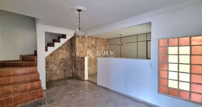 Democrata,  casa com 2 quartos, 2 vagas. Excelente localização.