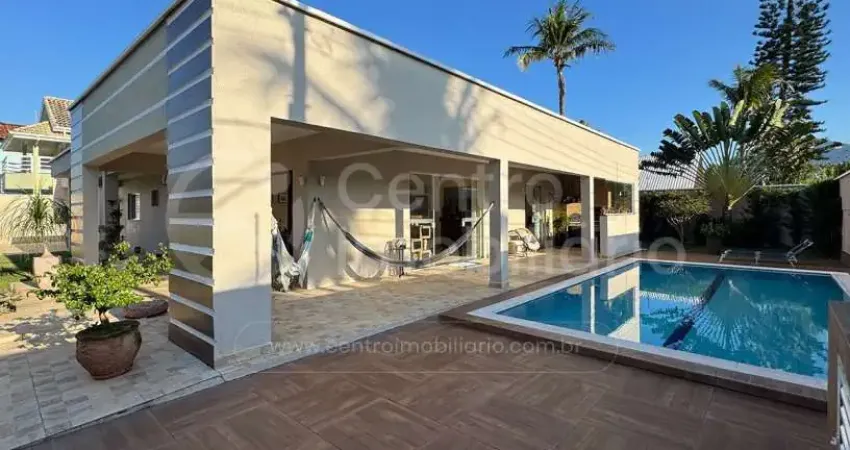 Casa à venda com piscina e 3 quartos em peruíbe, no bairro jardim ribamar