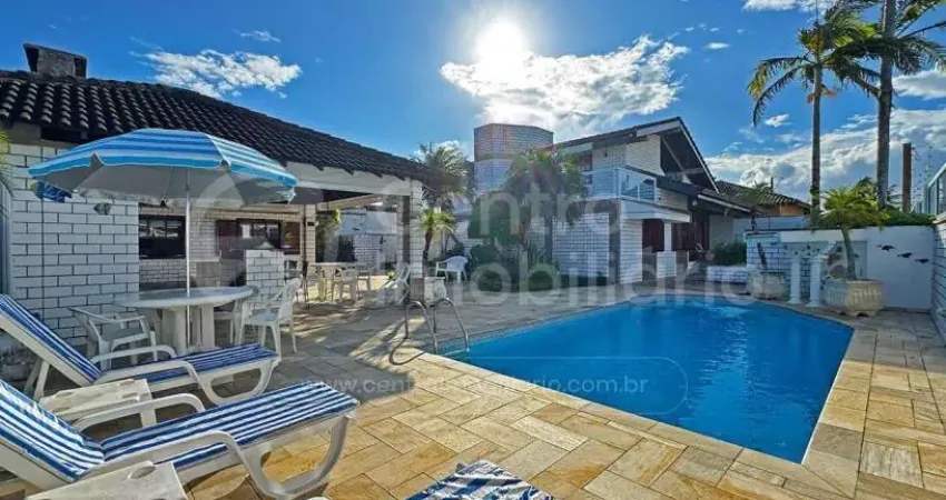CASA à venda com piscina e 4 quartos em Peruíbe, no bairro Parque Turistico