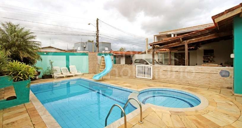 CASA à venda com piscina e 3 quartos em Peruíbe, no bairro Jardim Veneza