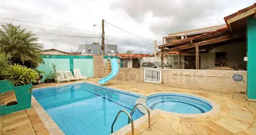 Casa à venda com piscina e 3 quartos em peruíbe, no bairro jardim veneza
