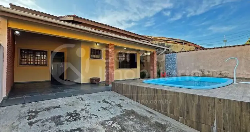 CASA à venda com piscina e 2 quartos em Peruíbe, no bairro Belmira Novaes