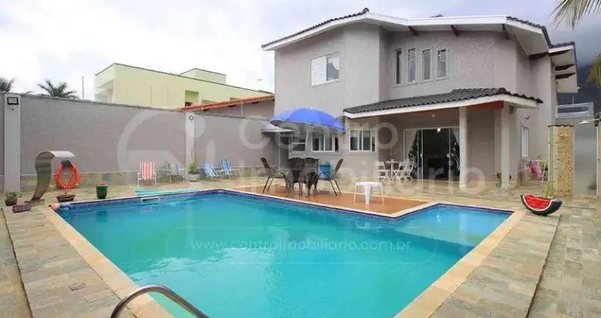 Casa à venda com piscina e 4 quartos em peruíbe, no bairro centro