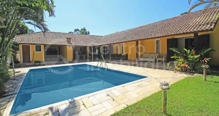 Casa à venda com piscina e 5 quartos em peruíbe, no bairro estância são marcos