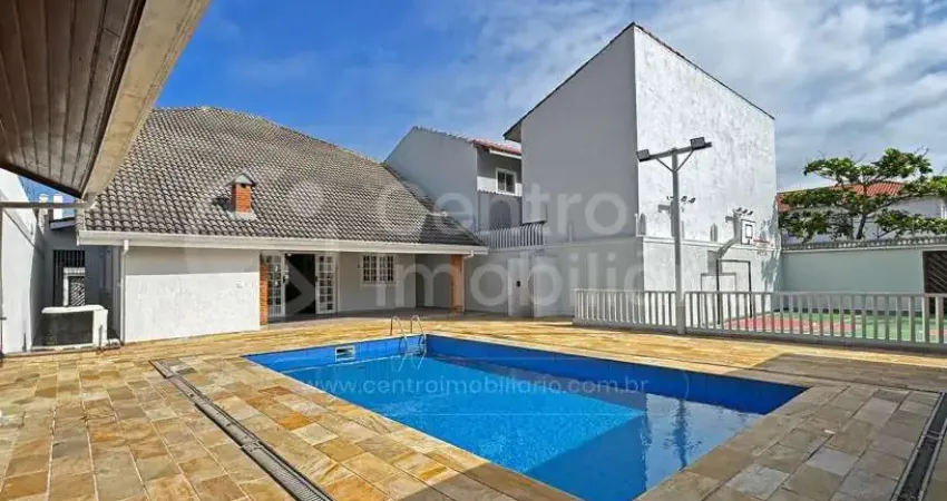 Casa à venda com piscina e 3 quartos em peruíbe, no bairro cidade nova peruíbe