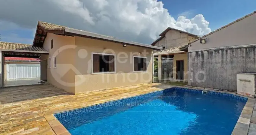 Casa à venda com piscina e 2 quartos em peruíbe, no bairro belmira novaes