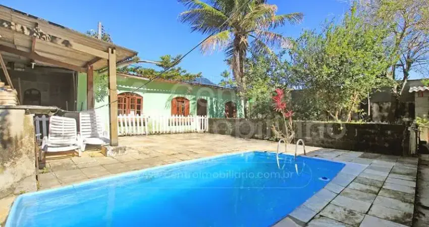 Casa à venda com piscina e 3 quartos em peruíbe, no bairro jardim veneza