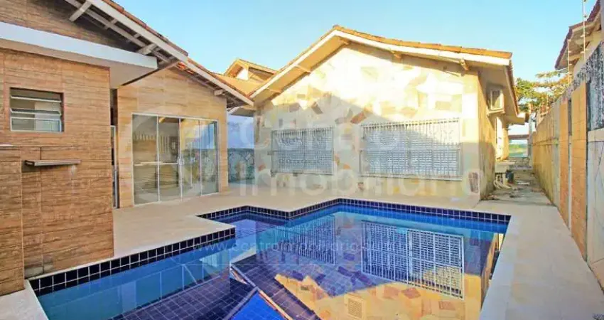 Casa à venda com piscina e 3 quartos em peruíbe, no bairro jardim ribamar