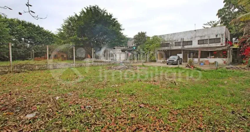 Casa à venda com piscina e 3 quartos em peruíbe, no bairro jardim dos prados