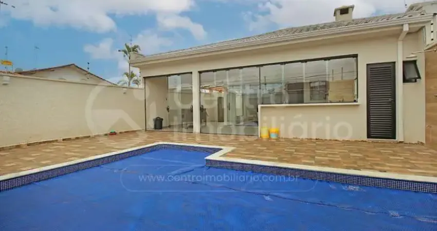 Casa à venda com piscina e 3 quartos em peruíbe, no bairro jardim marcia