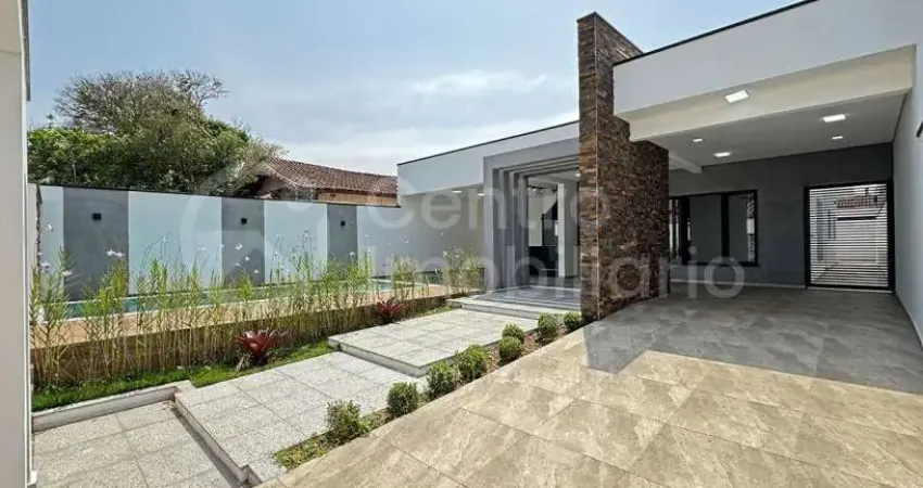 Casa à venda com piscina e 3 quartos em peruíbe, no bairro jardim beira mar