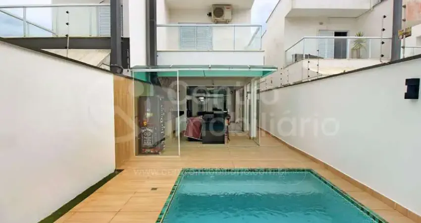 Casa à venda com piscina e 3 quartos em peruíbe, no bairro centro