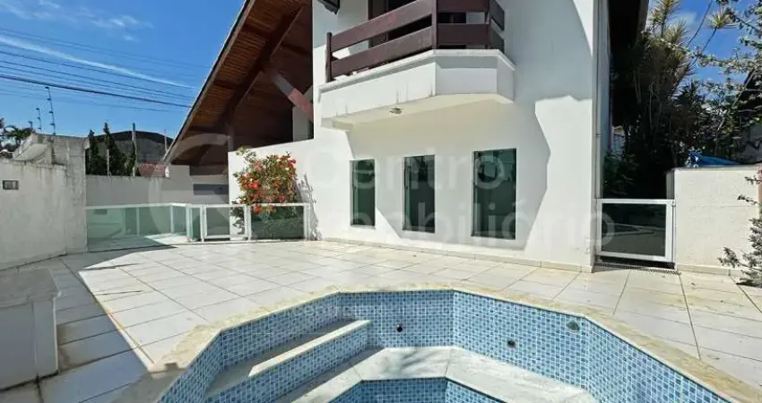Casa à venda com piscina e 4 quartos em peruíbe, no bairro centro