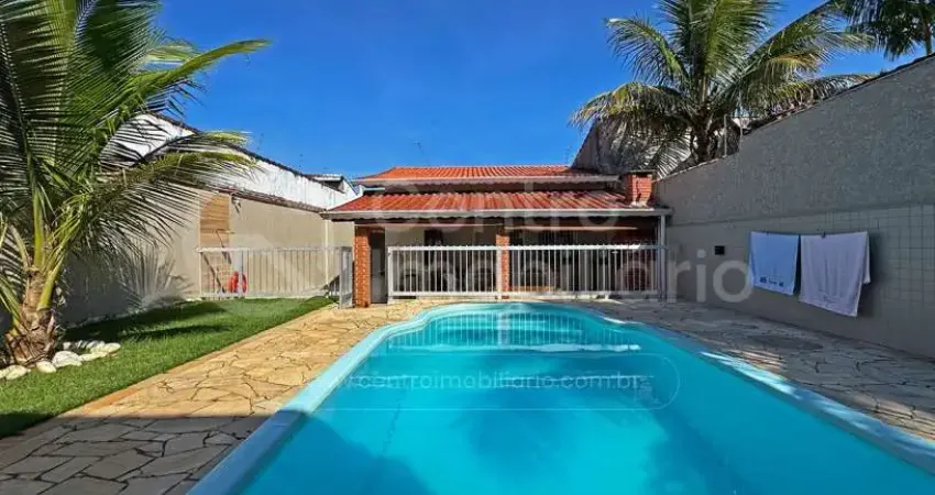 Casa à venda com piscina e 3 quartos em peruíbe, no bairro maria h novaes